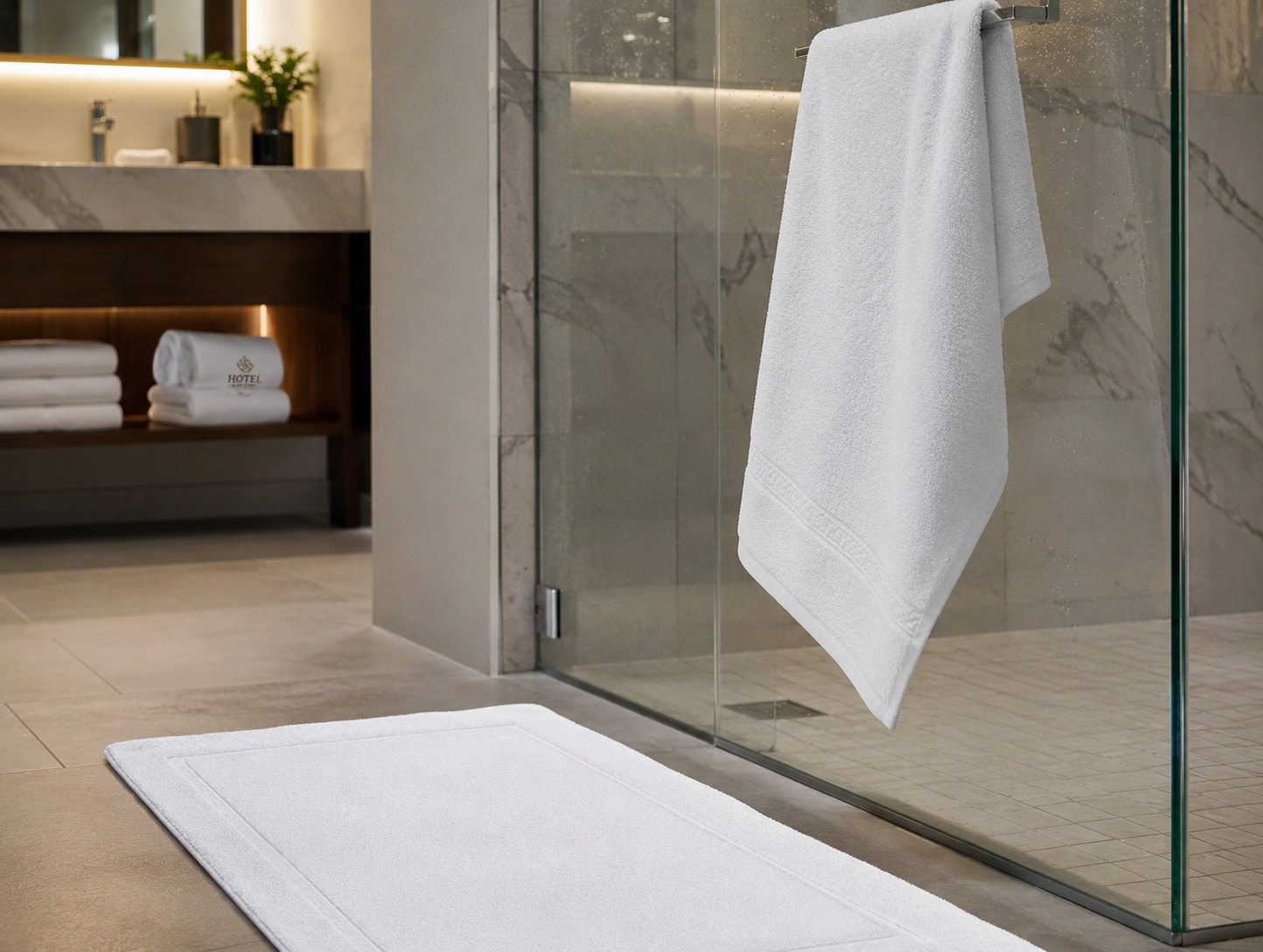 Banheiro de hotel com toalhas brancas dobradas